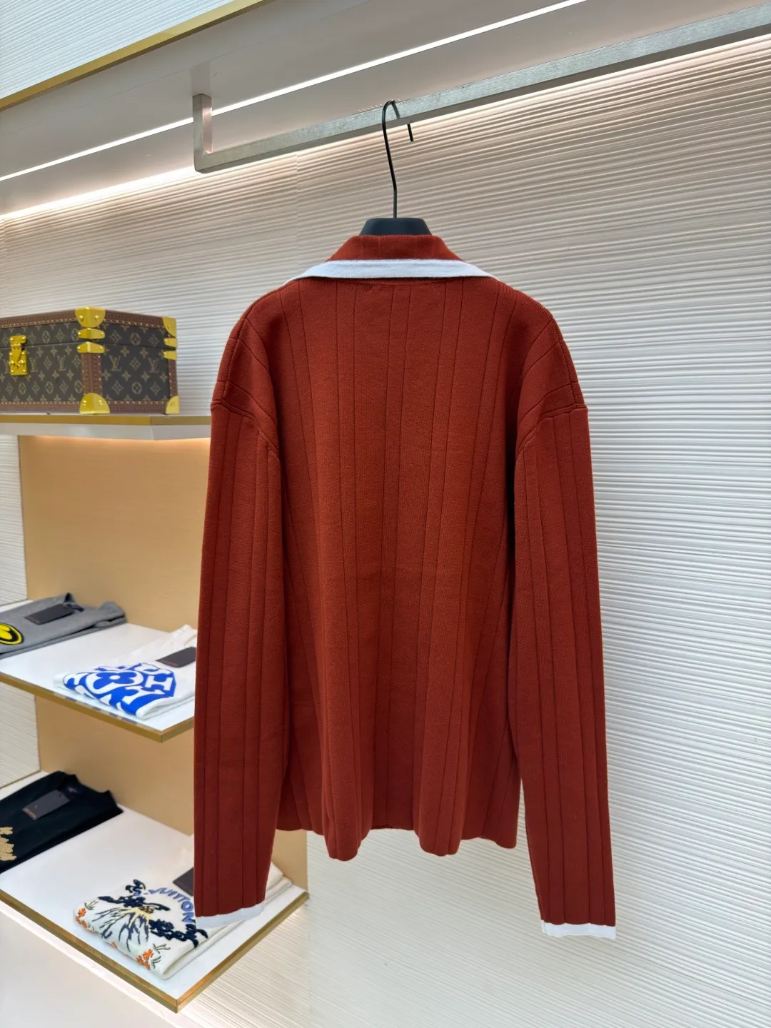 LOUIS VUITTON College style knitted cardigan ●Item number: 1682057-B95 ●Material: wool blended fabric ●Technology: knitted ●Color: red ●Version: fitted version ●Weight: about 755 grams ●Size: S-M-L-XL ●Description: This Louis Vuitton knitted cardigan is made of high-count wool blended fabric. It uses vertical pit strip knitting technology to create a delicate and crisp texture, which is both soft and supportive. The collar, placket and cuffs use contrasting piping technology, with white webbing and caramel brown main body forming a visual hierarchy. The edges are reinforced with overlocking to improve wearability. The double-breasted design on the front uses metallic resin buttons, echoing the three-dimensional badge on the body. The badge uses embroidery + patching composite technology to precisely sew the brand logo and decorative elements. The color transition is natural and not easy to fall off. The overall shape is optimized through diagonal side seam splicing, which not only retains the looseness of knitting, but also enhances the sharpness of the lines. It is a combination of craftsmanship and design. The overall wiring is straight and delicate, the fabric is comfortable and soft, and the color is consistent without color difference. It can be matched with the same style to create a fashionable look and control various occasions. Customized accessories, complete with three standards, same style for men and women!
